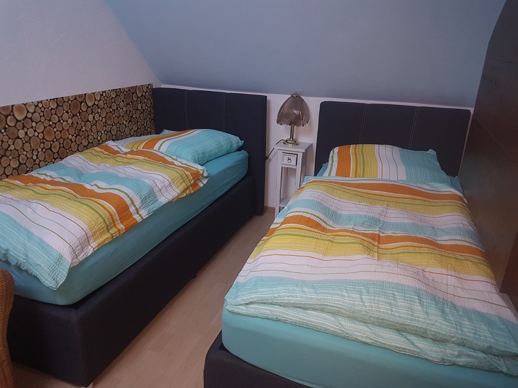2 komfortable Boxspringbetten