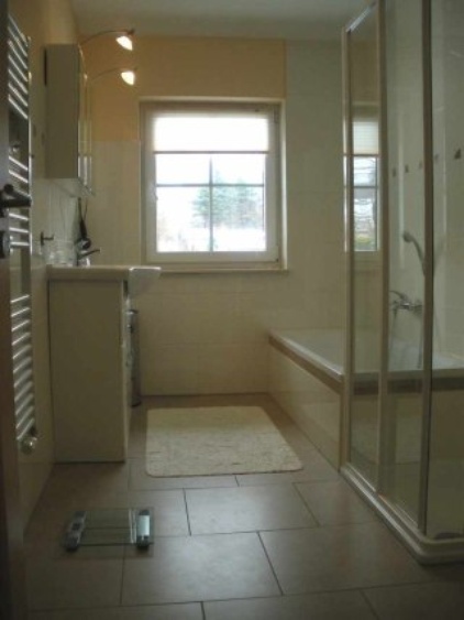 Badezimmer mit Wannenbad / Dusche / WC (im EG: Gäste WC)