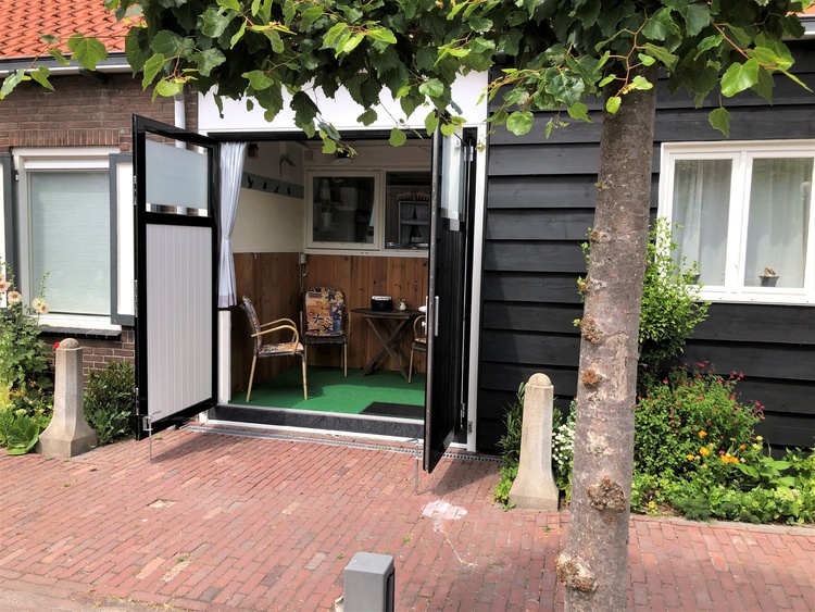 Genießen von der Sonne in der Loggia