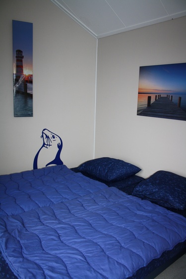 Kinderzimmer mit angrenzendem Balkon