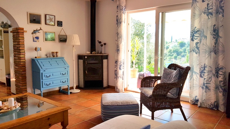 das Wohnzimmer mit großer Terrassentür