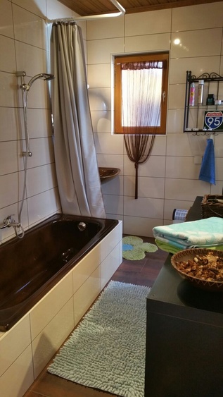 Bad mit WC,Badewanne, Holzofen zum heizen für Warmwasser, Infrarotheizung