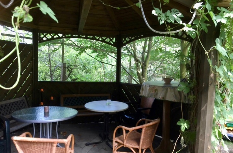 Wir brauchen Schatten: Pavillon mit Schwenkgrill, im Garten mit Blick auf den Spielplatz