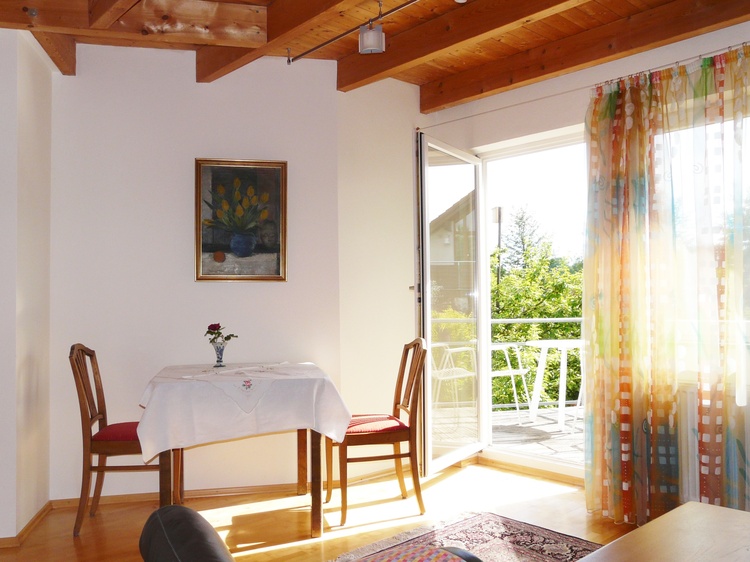 Eßbereich mit Ausgang zum Balkon