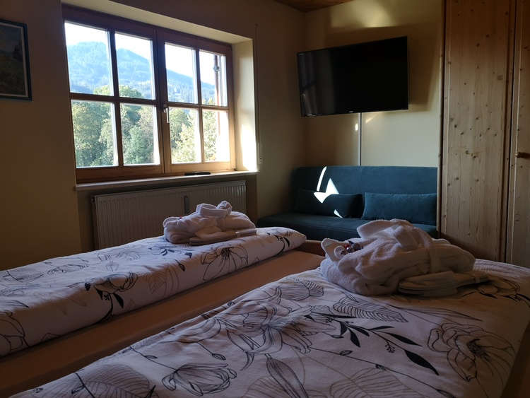 Doppelbett 2,00 m x 2,00 m Schlafzimmer mit Bergblick