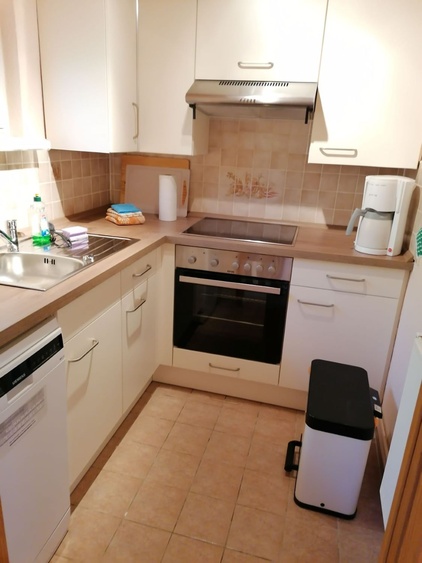 Küche mit Ceranfeld und Backofen