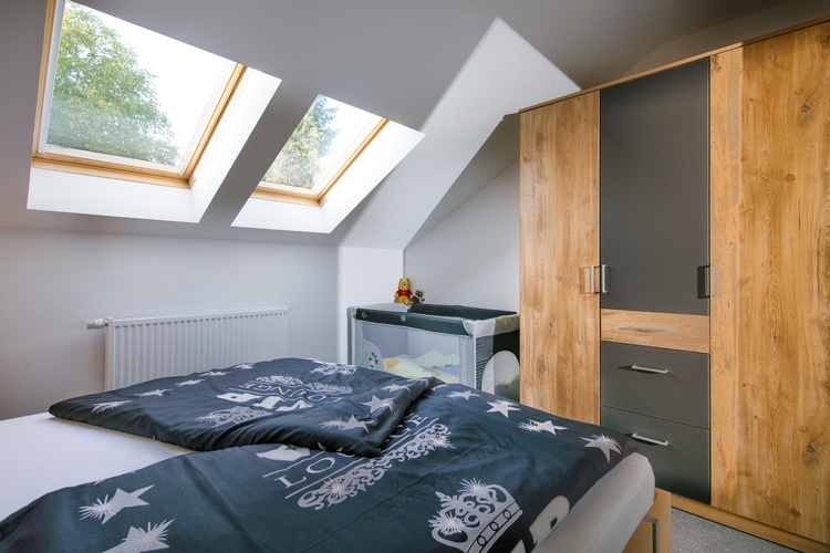 kleines Schlafzimmer mit Kleiderschrank