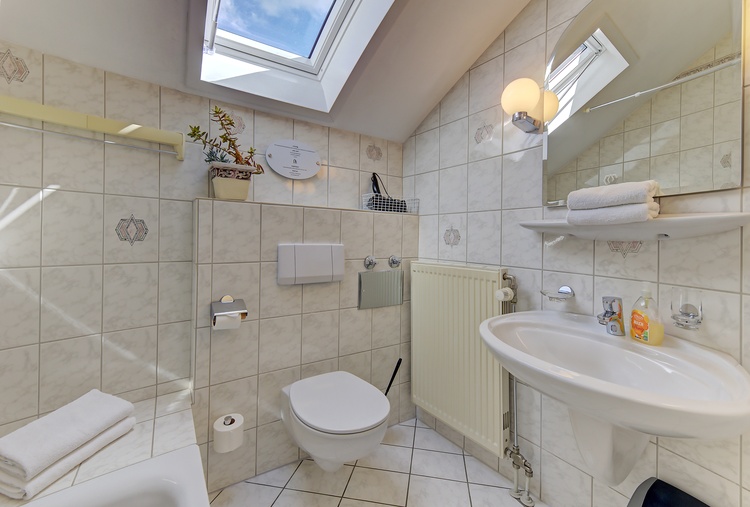 Helles, gepflegtes Badezimmer mit Badewanne – freundlich, sauber und komfortabel