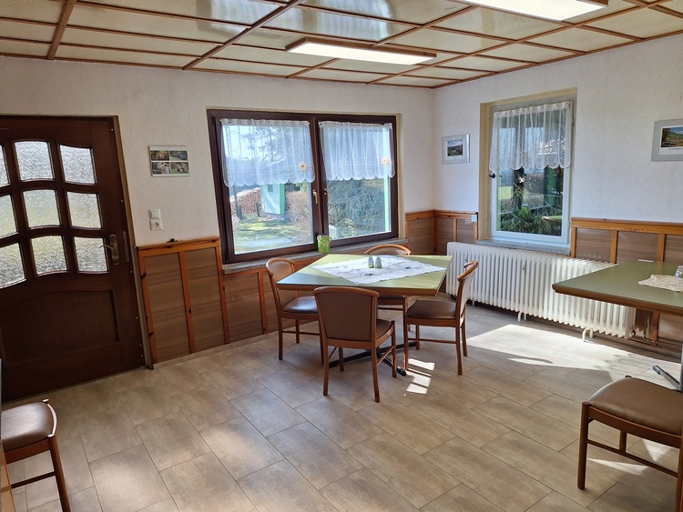 Essbereich mit Durchreiche zur Küche