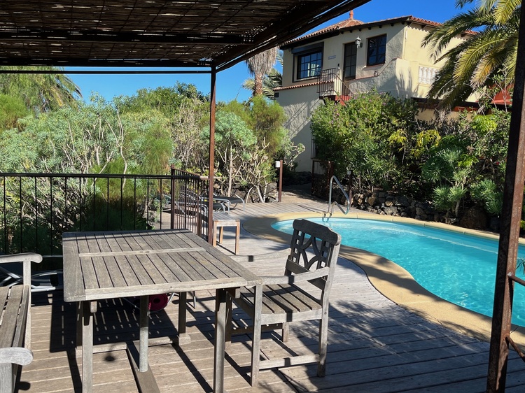 überdachte Sitzecke am Pool