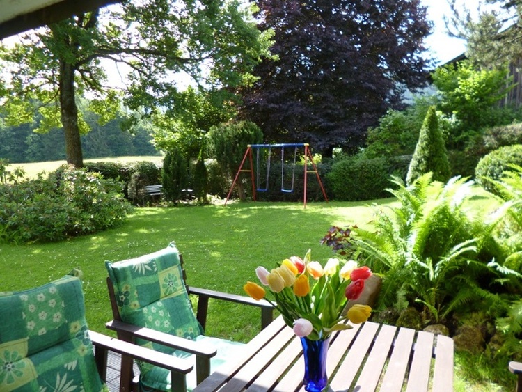 Garten mit überdachter Terrasse
