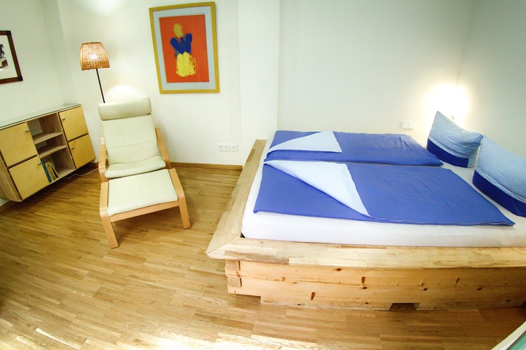 Schlafzimmer mit Relaxstuhl