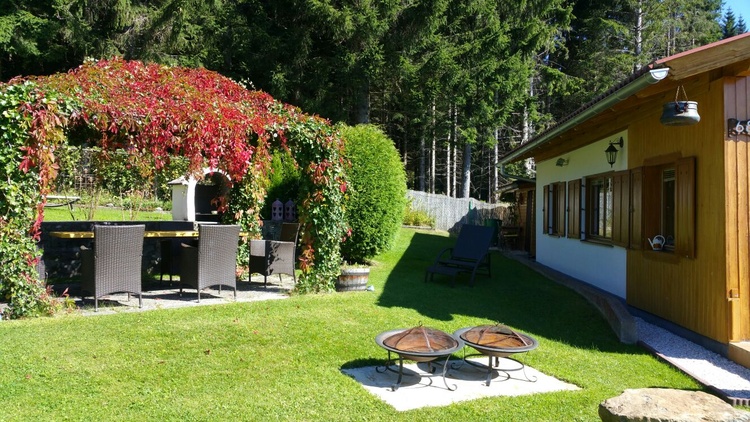 Laube mit Sitzgelegenheit und  offenem Grill