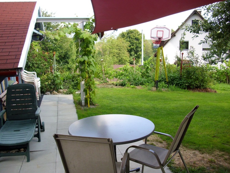 Terasse Ostseite mit Gartenhaus zum spielen