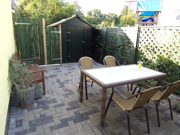 Sitz-/Grillecke mit Fahrradschuppen