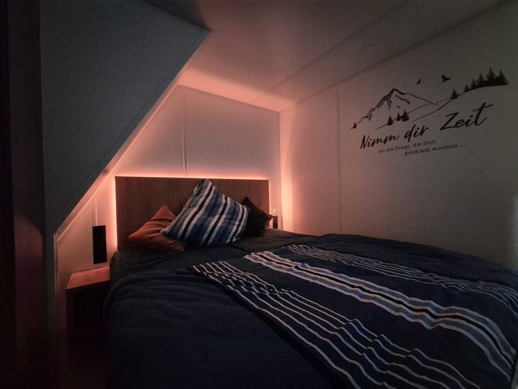 Schlafzimmer mit Doppelbett (beleuchtet)