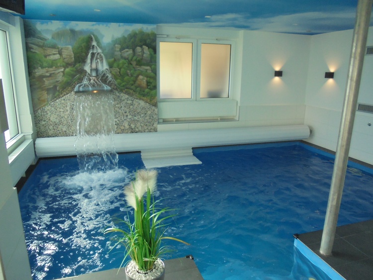 Innenpool mit Wasserfall