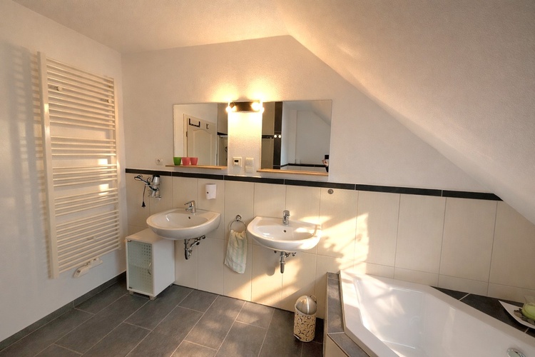 Tageslichtbad mit viel Ablagefläche Tageslichtbad mit viel Ablagefläche