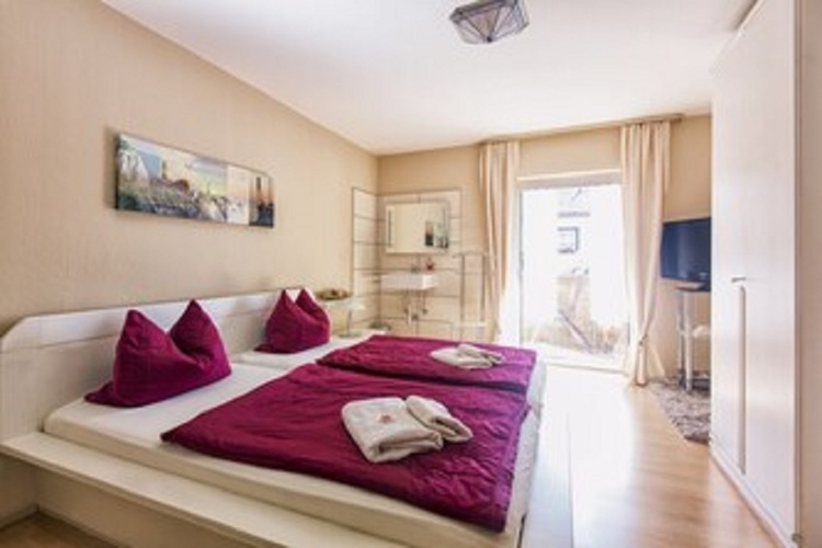 Schlafzimmer 2 mit Waschbecken und Internet TV Schlafzimmer 2 mit Waschbecken und Internet TV