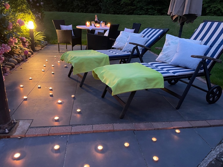 Abensstimmung am (aufgestellten) Pool