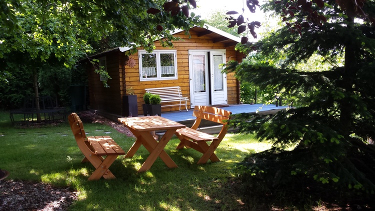 Wiesengelände mit Gartenhaus Wiesengelände mit Gartenhaus