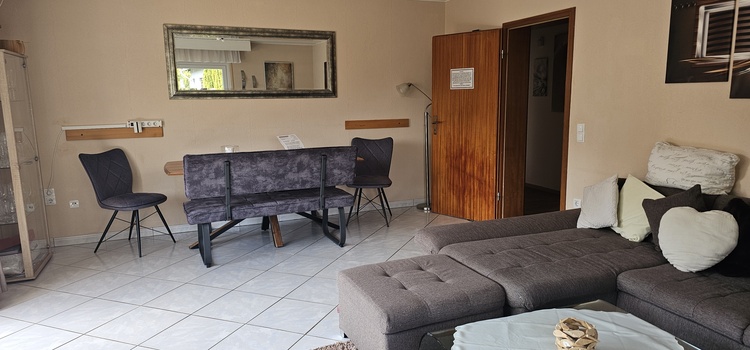 Essgruppe im Wohnzimmer mit 2 Bänken und 2 Stühlen Essgruppe im Wohnzimmer mit 2 Bänken und 2 Stühlen