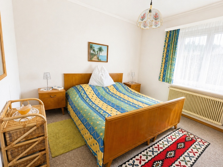 Freundliches Schlafzimmer mit Morgensonne für einen perfekten Start in den Tag Freundliches Schlafzimmer mit Morgensonne für einen perfekten Start in den Tag