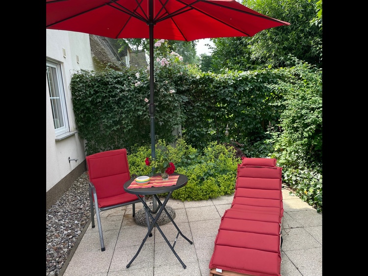 Sonnenliege und Terrassenmöbel