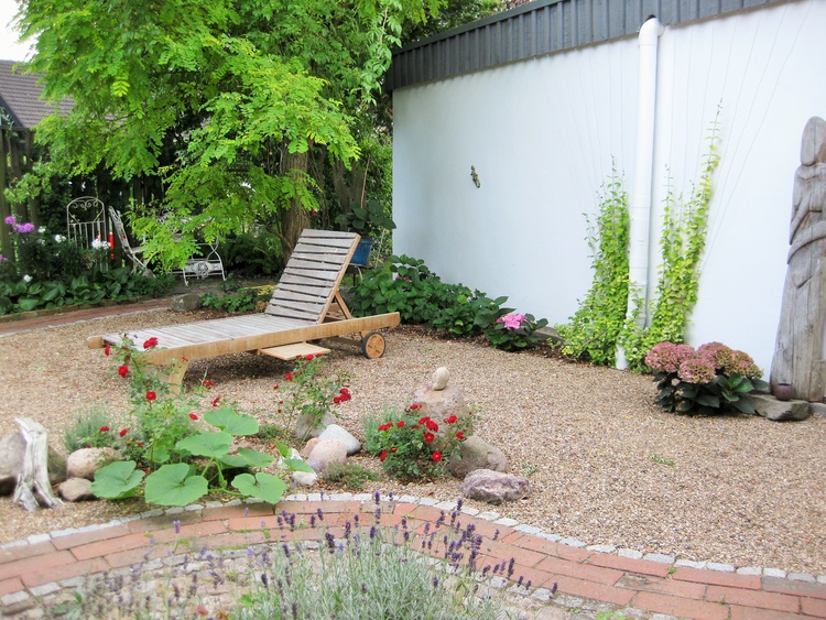 Der wunderschöne Garten im Innenhof lädt zu einem Päuschen ein