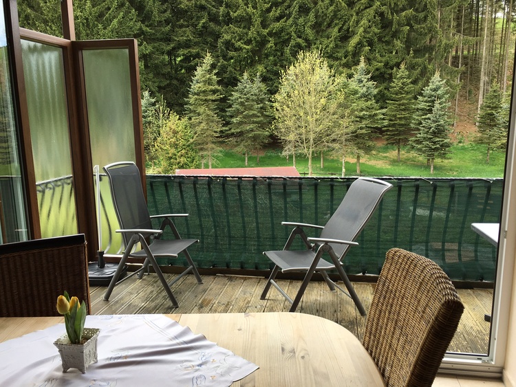 Balkon mit Blick ins grüne Balkon mit Blick ins grüne