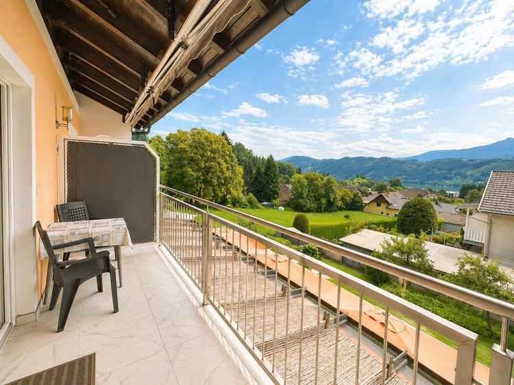 Balkon mit herrlichem Blick auf den See und die umliegende Berglandschaft Balkon mit herrlichem Blick auf den See und die umliegende Berglandschaft