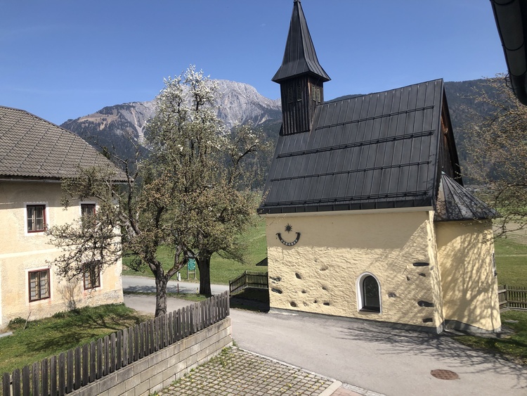 kleine Kirche am Grundstück