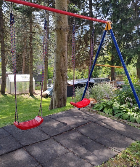 Schaukel in unserem Garten Schaukel in unserem Garten