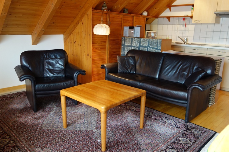Sitzgruppe im Wohnzimmer, dahinter Küchenzeile Sitzgruppe im Wohnzimmer, dahinter Küchenzeile