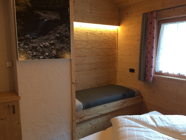 kleineres Einzelbett im Schlafzimmer