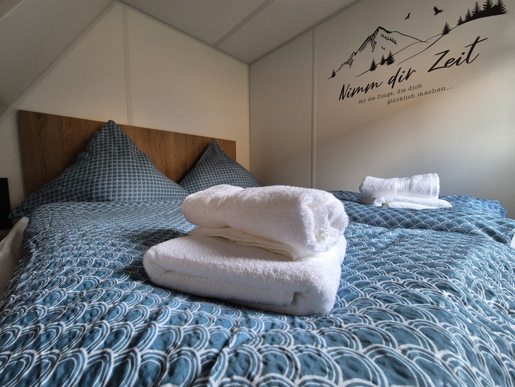 Schlafzimmer mit Doppelbett