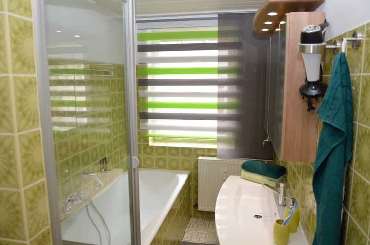 Badezimmer mit Badewanne Badezimmer mit Badewanne