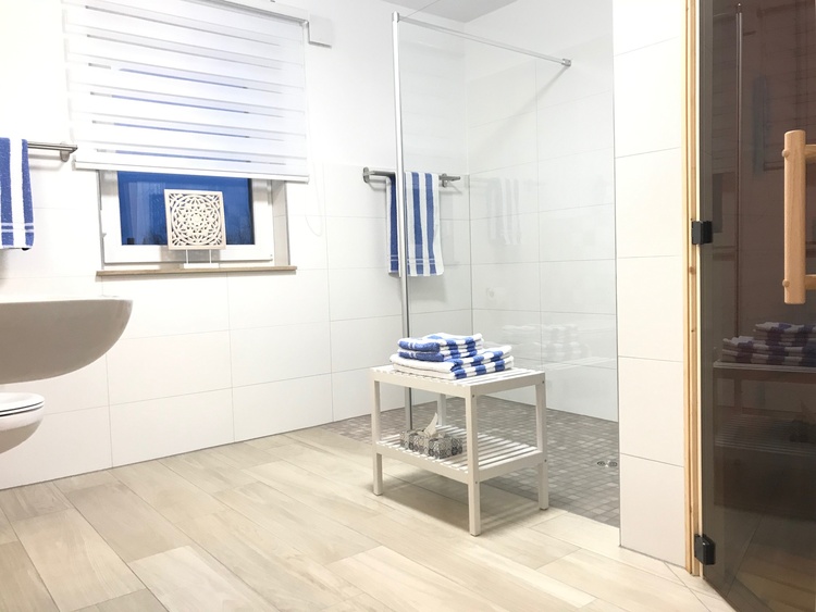 Eines der zwei Bäder (hier Bad im EG) Eines der zwei Bäder (hier Bad im EG)