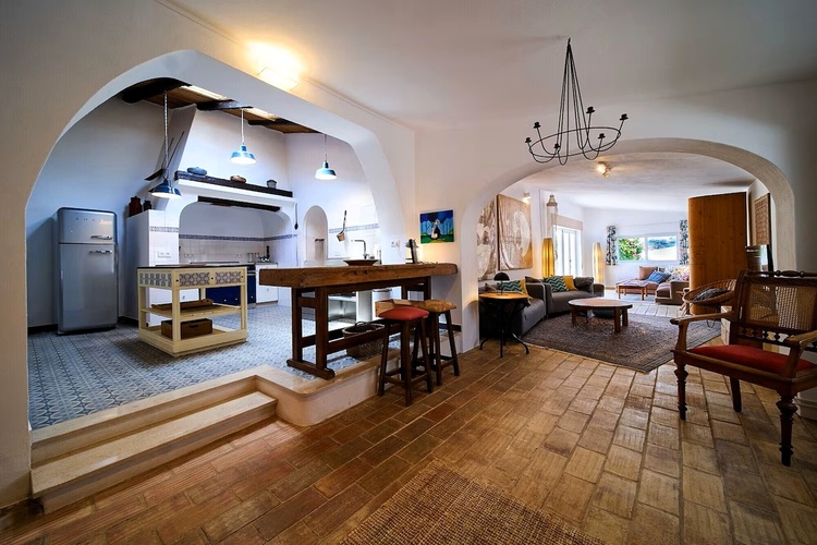 Eingang mit Parkmöglichkeiten Eingang mit Parkmöglichkeiten