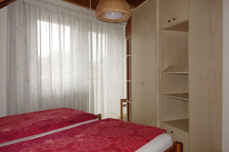 Schlafzimmer mit Schrank und Ausgang zum Balkon Schlafzimmer mit Schrank und Ausgang zum Balkon