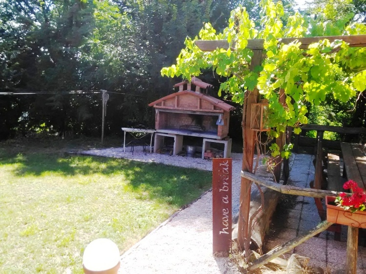 Der italienische Steingrill mit Weinlaube