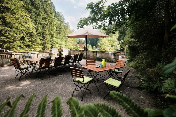 Die große Terrasse des Schwarzwaldhauses Die große Terrasse des Schwarzwaldhauses