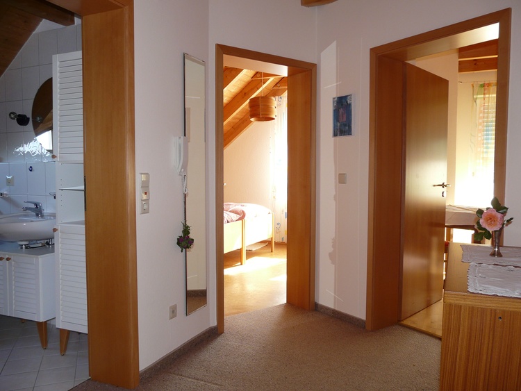 Diele mit Türen zum Bad, zum Schlafzimmer und zum Wohnzimmer Diele mit Türen zum Bad, zum Schlafzimmer und zum Wohnzimmer