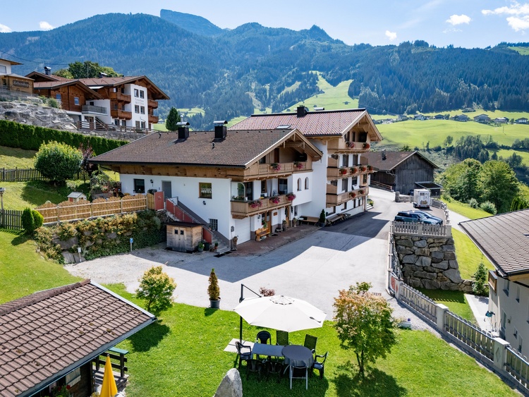 Ansicht vom Garten zum Zufahrtsbereich Ansicht vom Garten zum Zufahrtsbereich