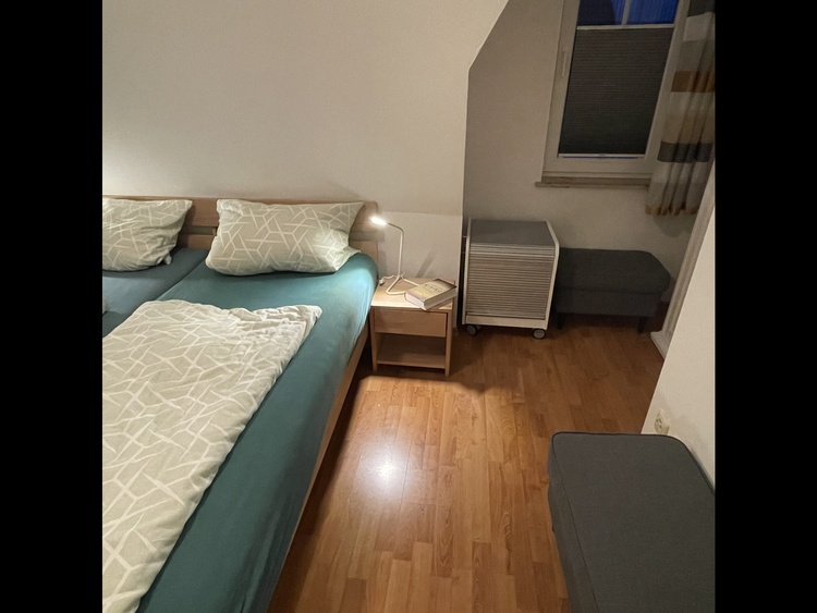 Schlafzimmer mit Doppelbett