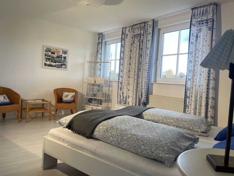 "Muswiese" FeWo, Schlafzimmer mit Doppelbett und ausziehb. Schlafsessel