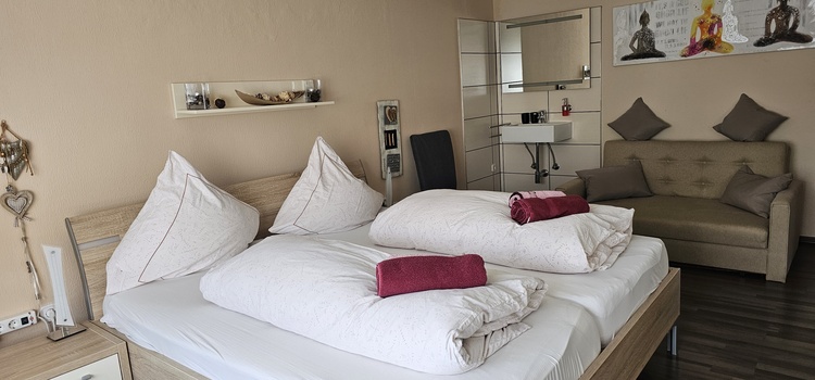 Schlafzimmer 1 mit Waschbecken Schlafzimmer 1 mit Waschbecken