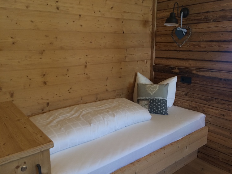 Einzelbett im Wohnraum